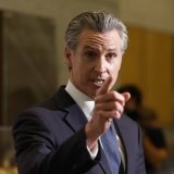 Gavin Newsom réclame 787 millions de dollars à Fox News, le montant faramineux que la chaîne a payé pour s'éviter un procès en diffamation avec le fabricant de machines Dominion Voting Systems, qu'elle a accusé d'avoir contribué à truquer la présidentielle de 2020 (archives). KEYSTONE/EPA/JOHN G. MABANGLO